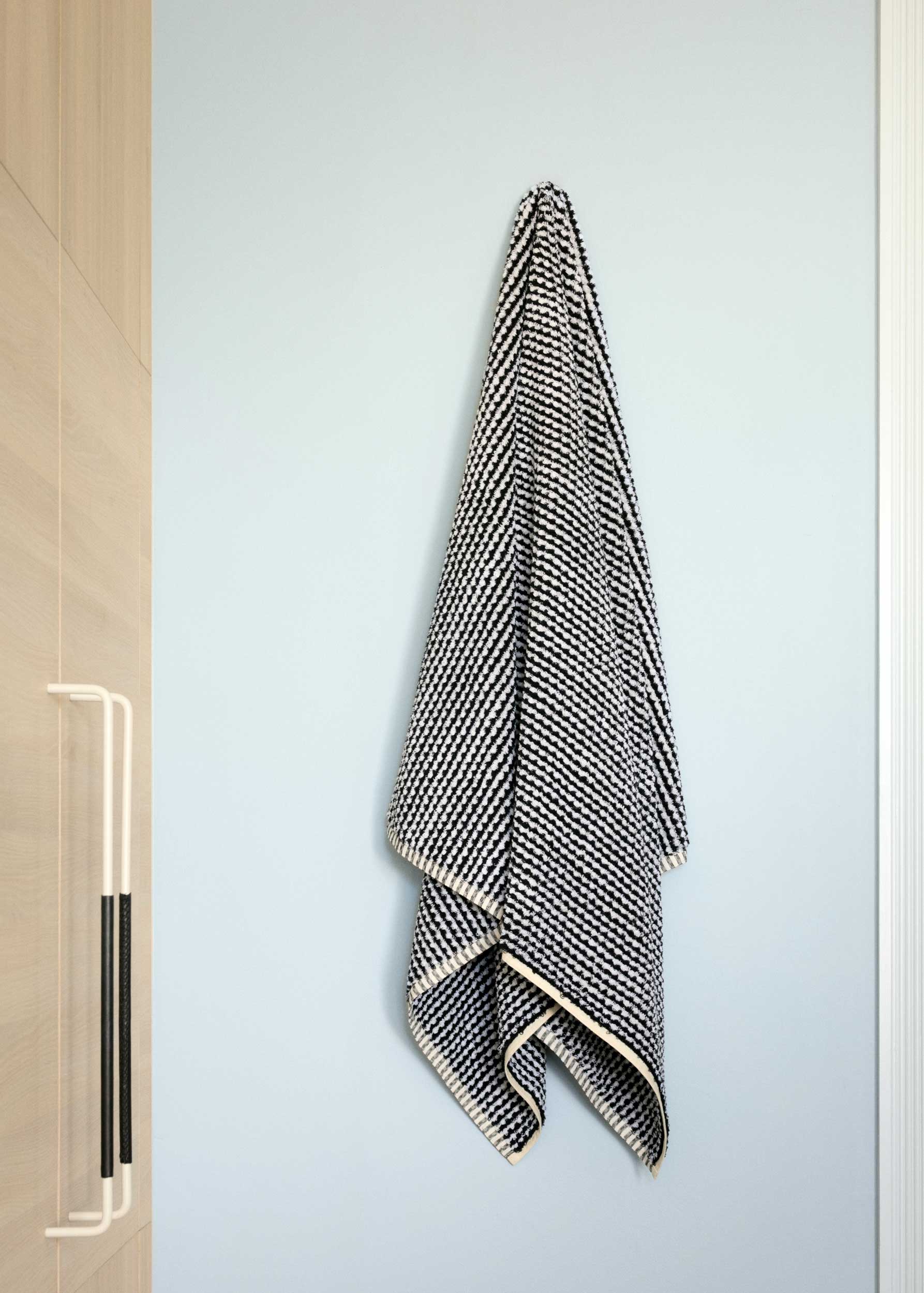 Black & White Wave Bath Towel - Standard